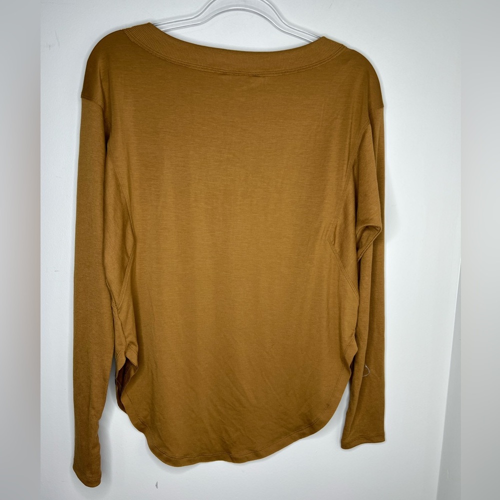 JOYLAB wide neck/boat neck curved hem top. Thumb holes on sleeves. XS - Picture 2 of 6